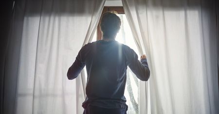 Świeże i czyste firanki bez prania. Ten trik stosują pokojówki w najlepszych hotelach