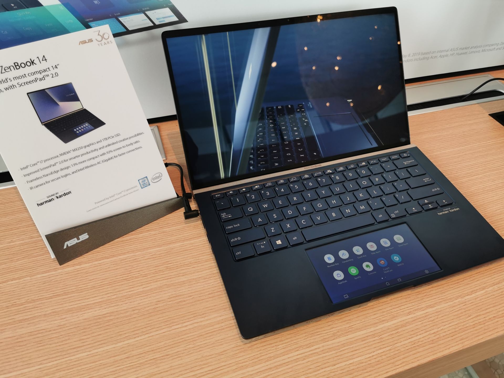 ASUS ZenBook S14, fot. Bolesław Breczko.