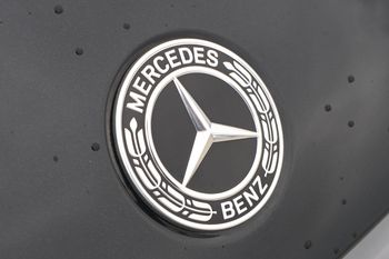 Sprzedali mu w salonie awaryjnego Mercedesa. Walczy o odszkodowanie