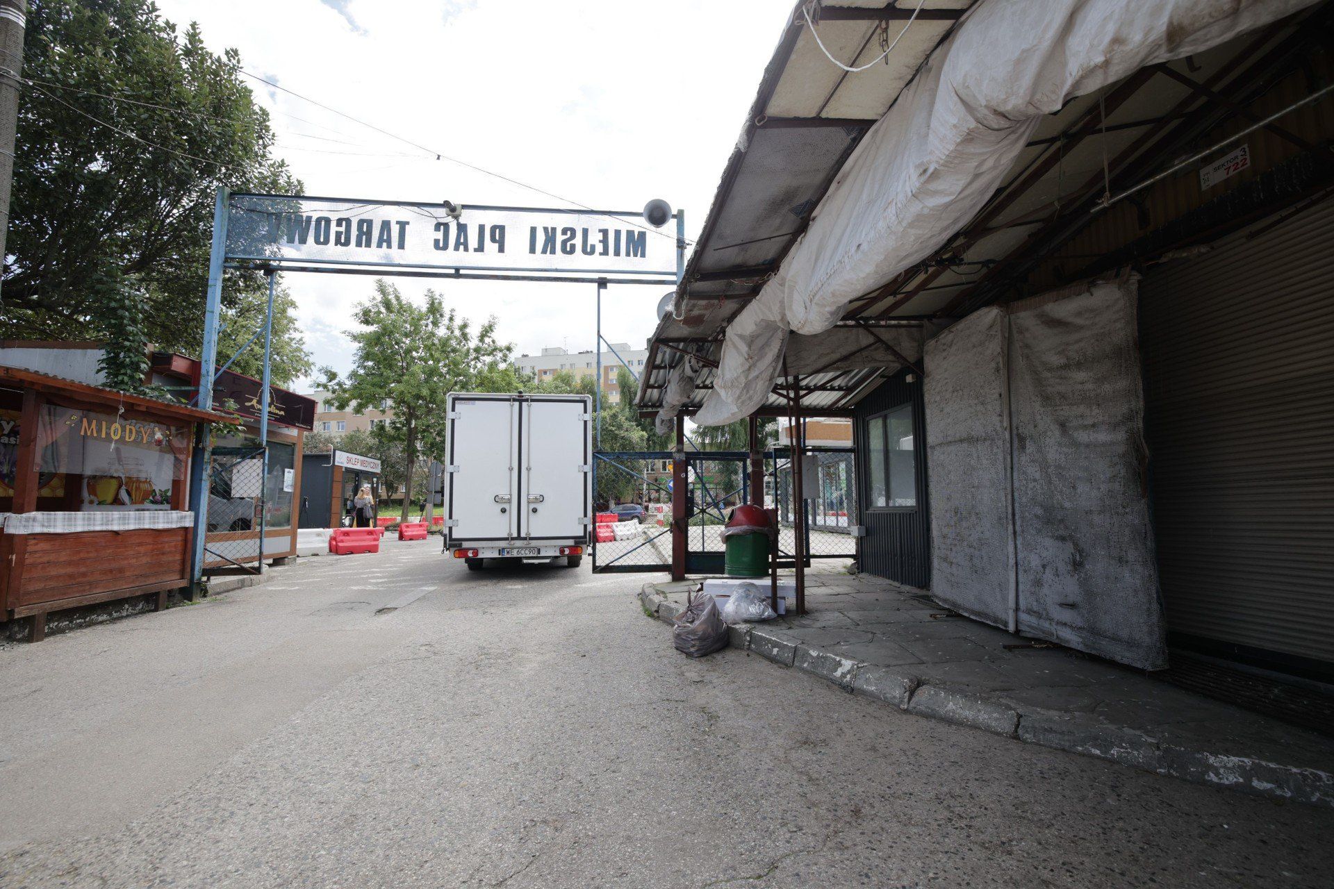Handel odbywa się nie tylko wewnątrz ogrodzenia - wiele stoisk zajmuje chodniki i miejsca parkingowe przy instytucjach publicznych.