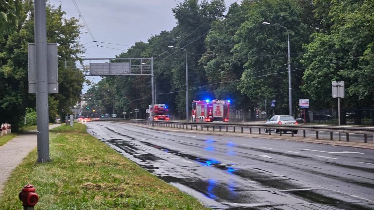 Wozy strażackie jadące na interwencję
