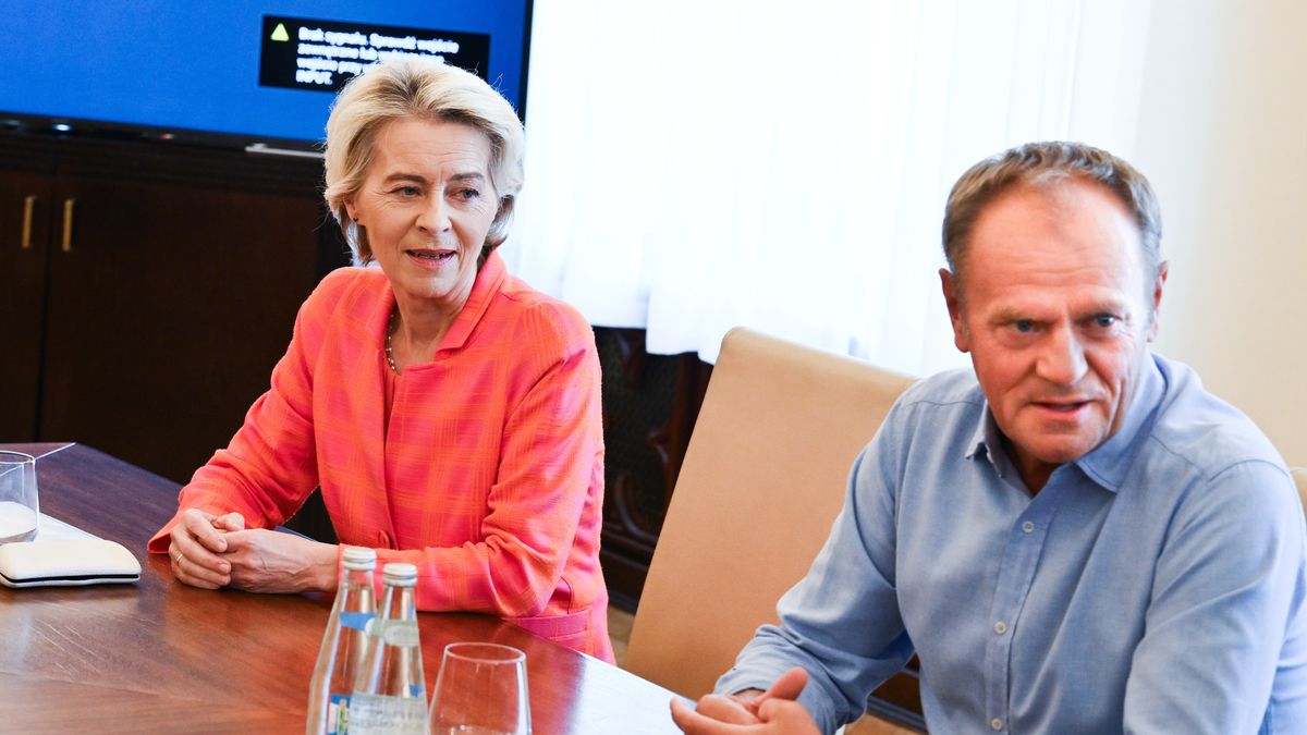 Wrocław, 19.09.2024. Przewodnicząca Komisji Europejskiej Ursula von der Leyen (L) i premier RP Donald Tusk (P) podczas spotkania we Wrocławiu, 19 bm. Spotkanie dotyczyło sytuacji powodziowej w kraju. (mr) PAP/Maciej Kulczyński