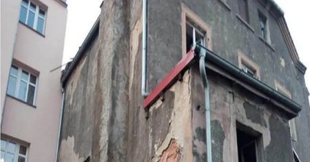 Zapłakane dzieci nad ciałem matki w mieszkaniu w Międzyborzu. Sąsiedzi zabrali głos