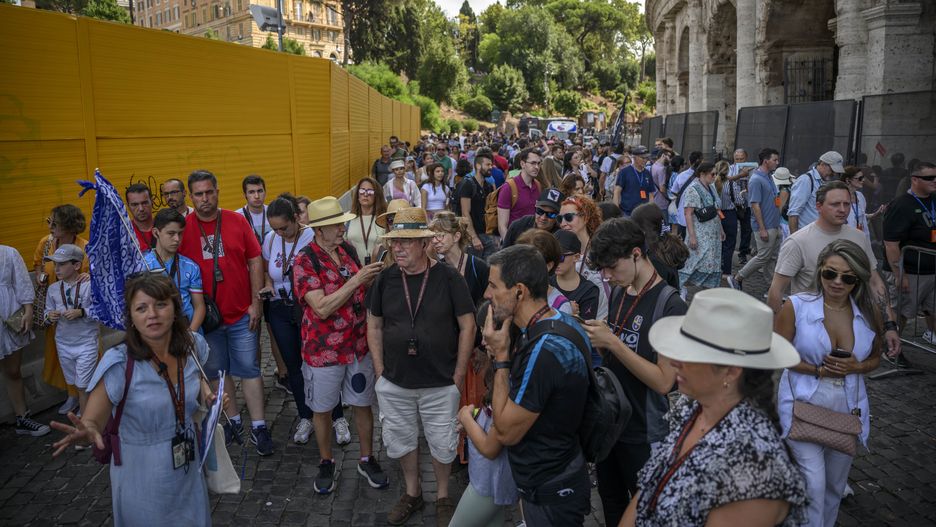 ROME, ITALY - AUGUST 31: Tourists visit the Colosseum Area, on August 31, 2023 in Rome, Italy. Authorities in Rome embarked on an major clean-up task around the Italian capital's ancient amphitheatre to tackle an infestation of rats attracted to litter discarded by tourists and aggravated by the recent heatwaves. (Photo by Antonio Masiello/Getty Images)