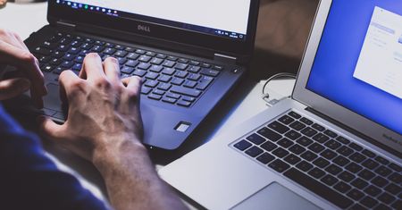 Chciał zainwestować na giełdzie. Dał się okraść