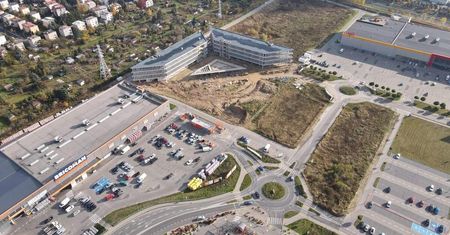 Teraz rosną tu krzaki, wkrótce rozpocznie się budowa. Inwestor dostał zielone światło od urzędników