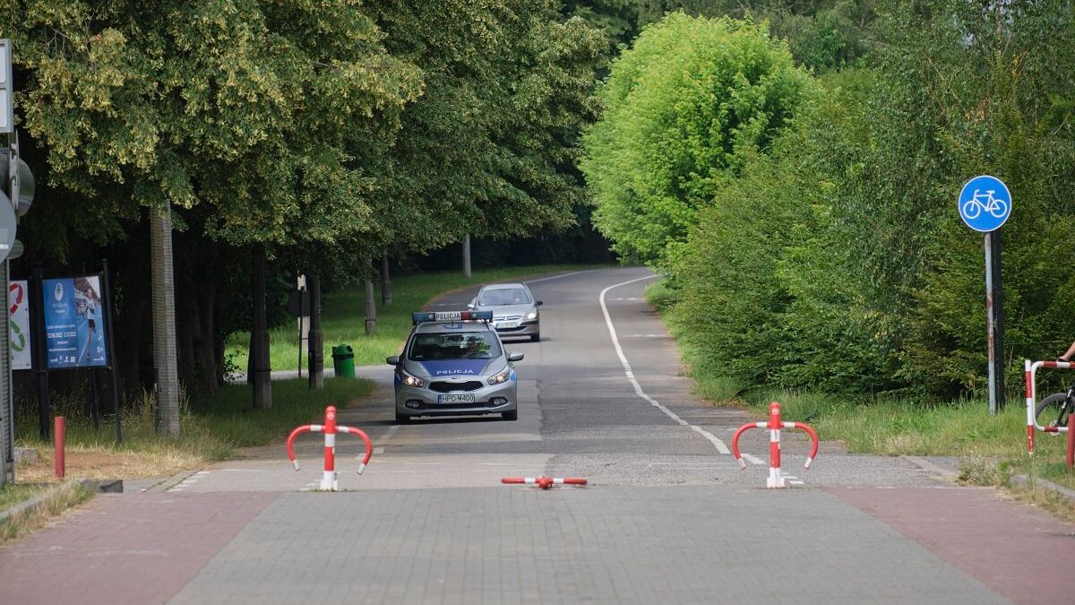 Radiowóz policji nad Zalewem Zemborzyckim