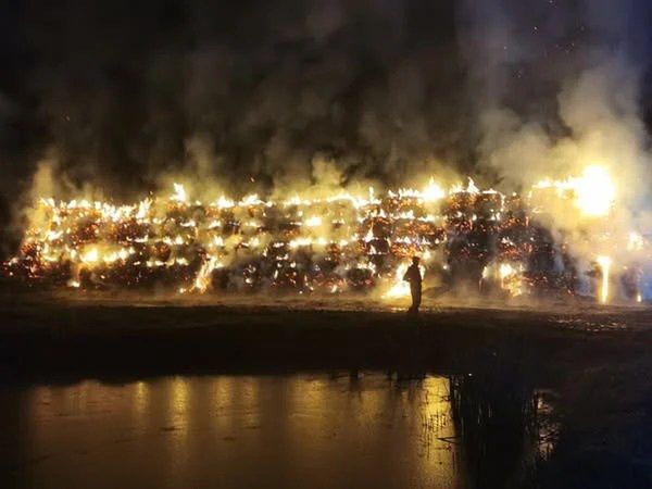 Elizanów: Płomienie zniszczyły roczny zapas słomy. Druh OSP stracił wszystko w ogniu