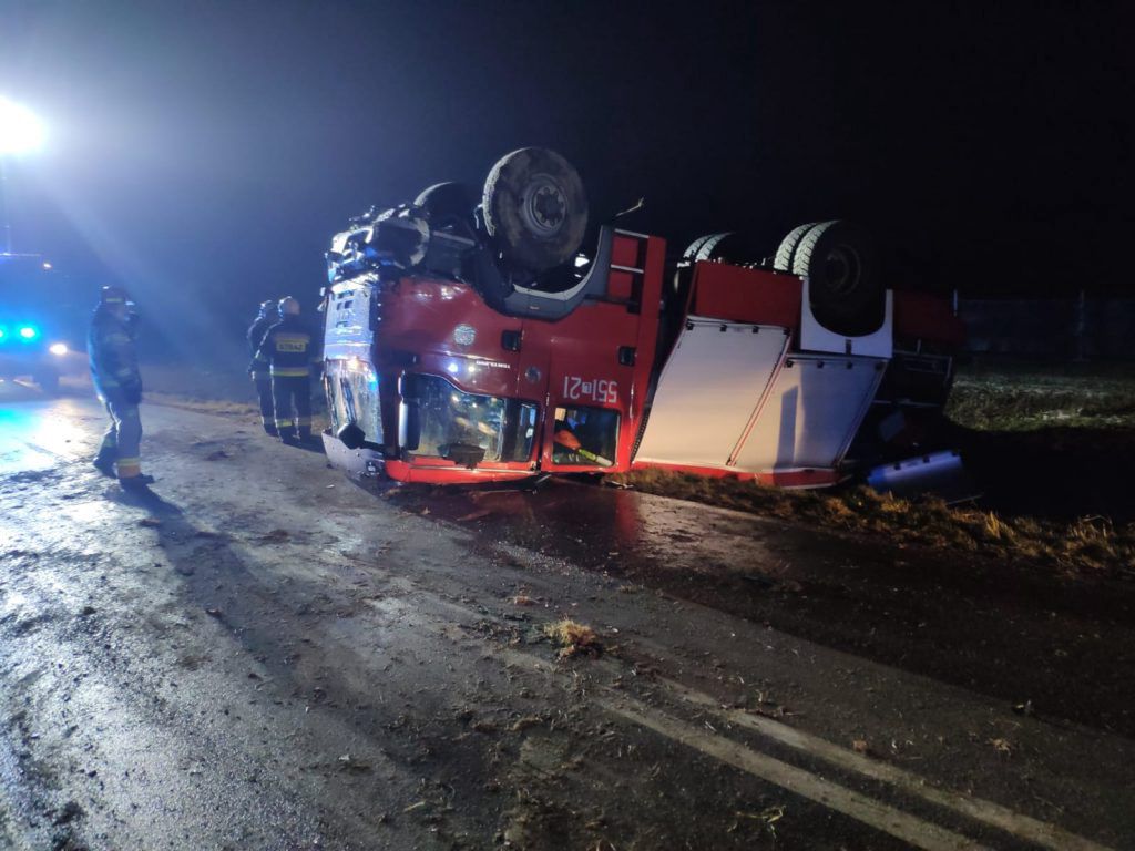 Jechali gasić pożar. Wpadli w poślizg i dachowali 
