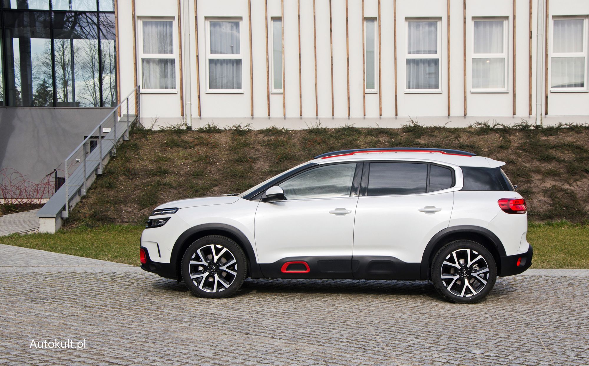 Citroen C5 Aircross to SUV klasy kompaktowej. Mierzy 4500 mm długości, rozstaw osi to 2730 mm.