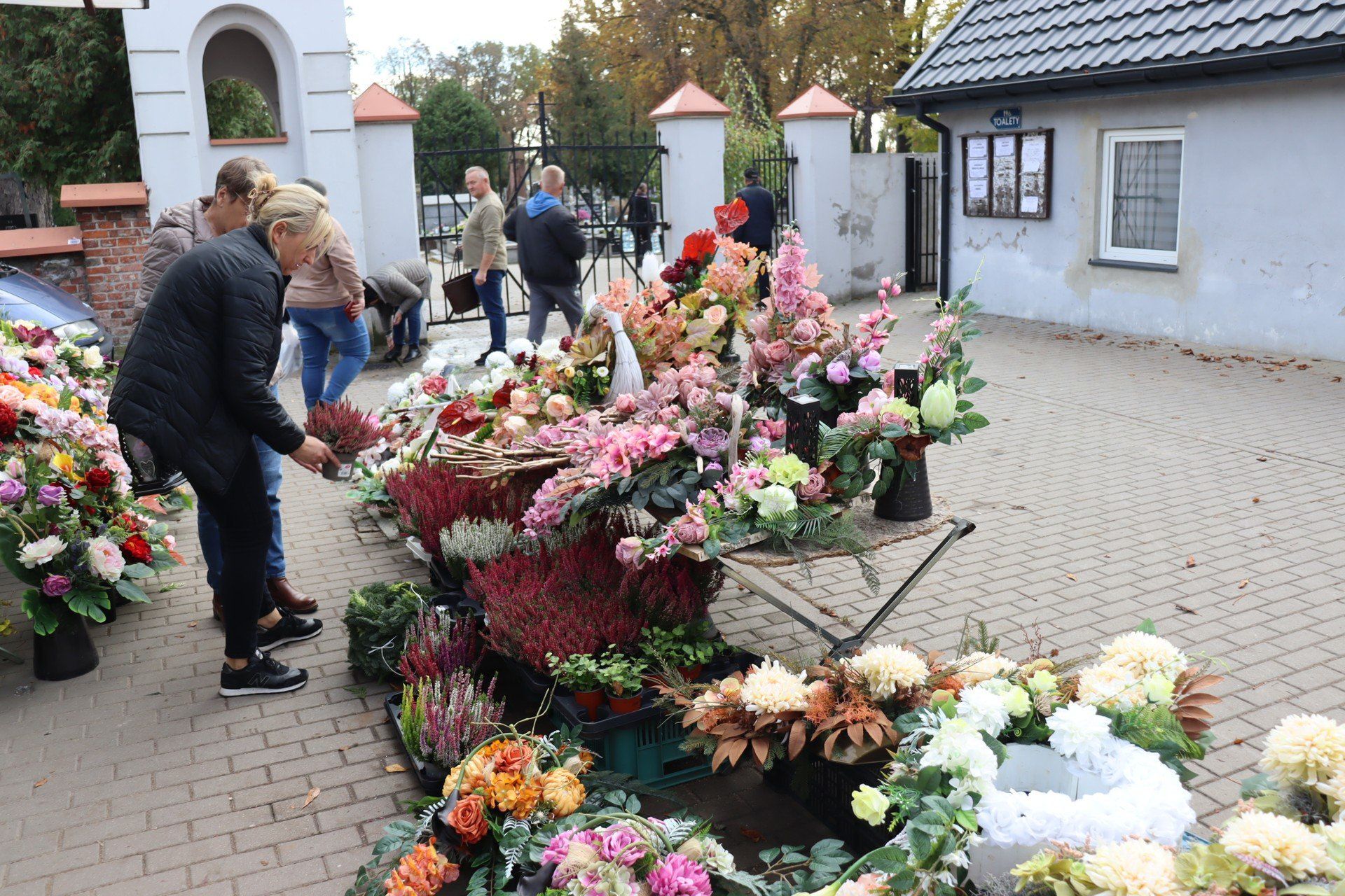 Wszystkich Świętych. Takie znicze i kwiaty kupisz przy łęczyckim cmentarzu