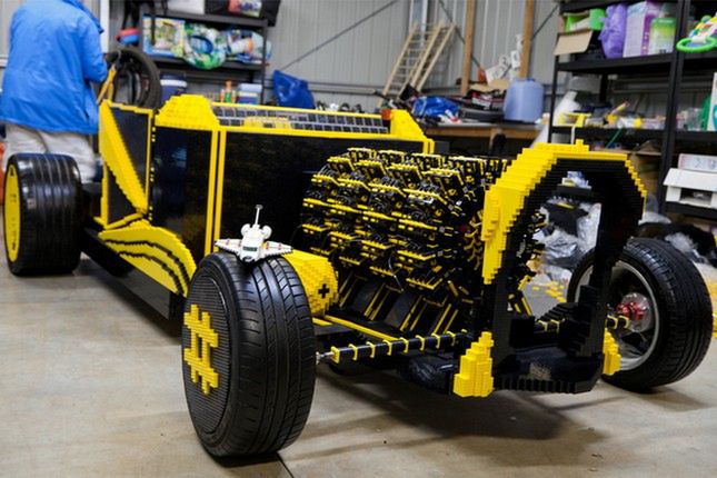 To jeździ! Pełnowymiarowy samochód z klocków Lego zasilany powietrzem 1