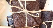 Papier do pieczenia i sznurek. Podaj tak brownie, a goście oszaleją z zachwytu