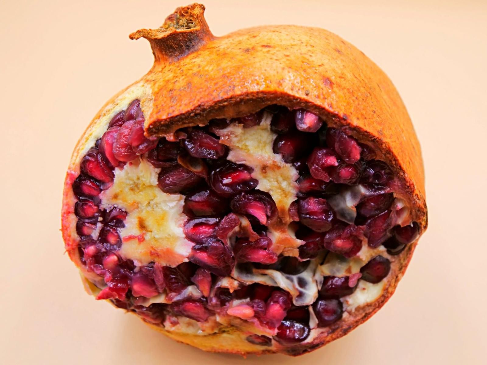 Granat jest źródłem błonnika, co sprzyja zdrowemu trawieniu oraz polifenoli, które pomagają zwalczać wolne rodniki.