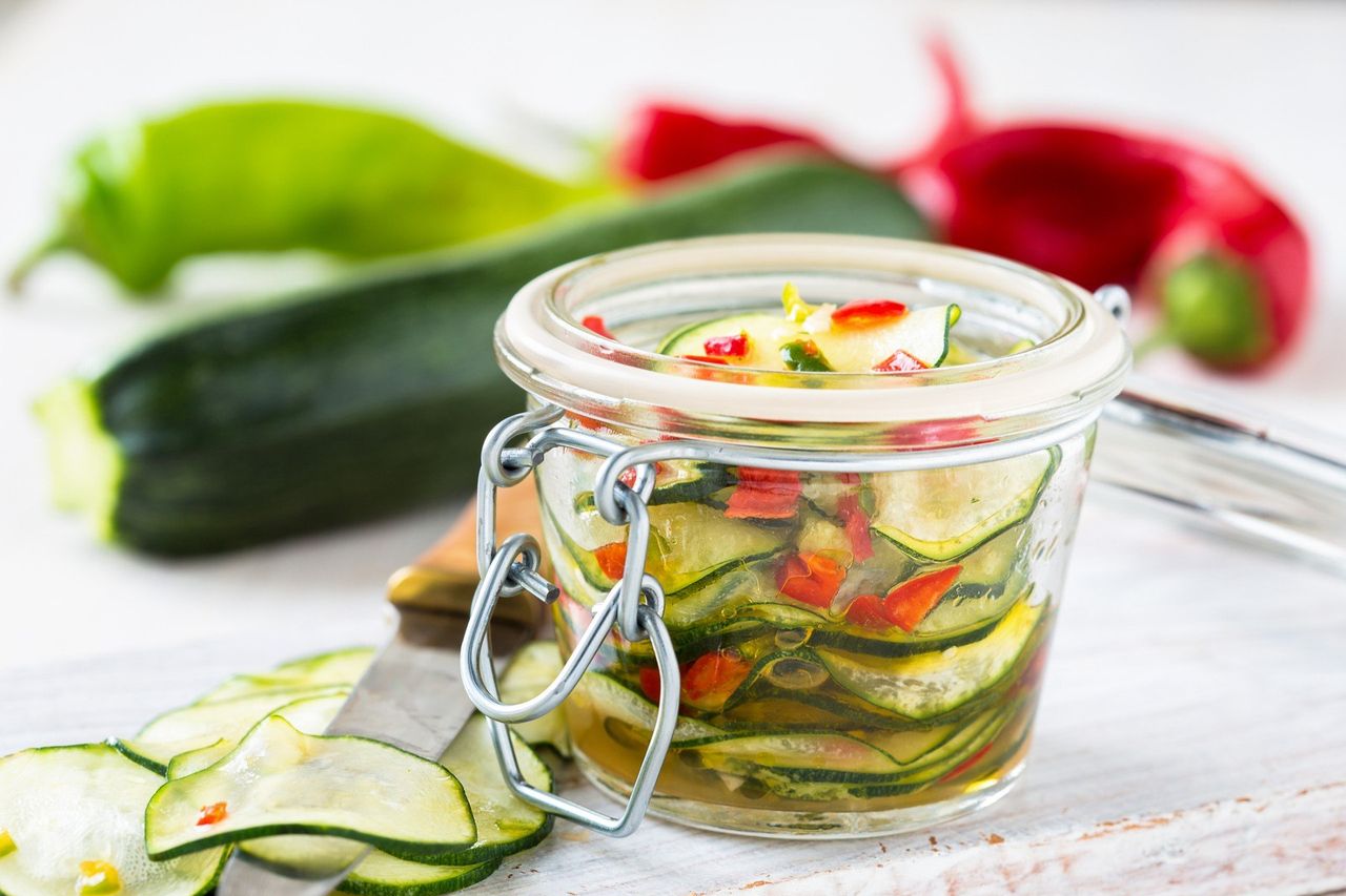 Cukinia to królowa przetworów! Do zalewy dodaj chili