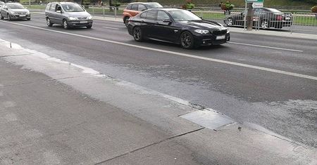 Coś tu śmierdzi! Wyciekająca "woda" ze studzienki kanalizacyjnej na al. Tysiąclecia