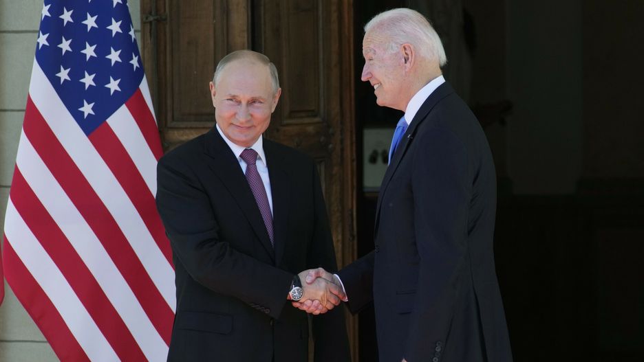 Spotkanie Biden-Putin w GenewieRussian President Vladimir Putin, left, and U.S President Joe Biden shake hands during their meeting at the 'Villa la Grange' in Geneva, Switzerland in Geneva, Switzerland, Wednesday, June 16, 2021. (AP Photo/Alexander Zemlianichenko, Pool), APTOPIXAP Pool