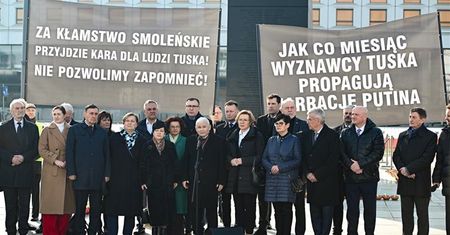 Awantura na miesięcznicy. Kaczyński: "Ludobójcza, odrażająca zbrodnia"