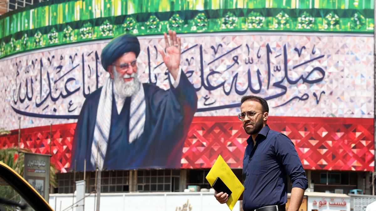 Daily Life in Tehran
ABEDIN TAHERKENAREH
Tehran, Iran, Israel, conflict, daily life, billboard, supreme leader, Ayatollah Ali Khamenei