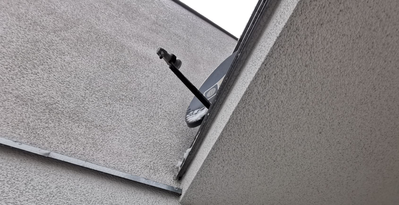 antena zamontowana na balkonie