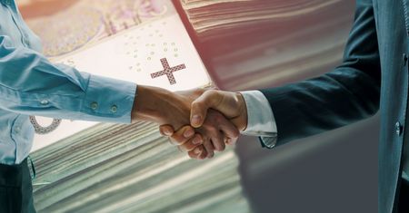 Fikcyjne faktury, łapówki i milionowe kontrakty zbrojeniowe. CBA zatrzymało kolejne osoby w śledztwie dotyczącym wojska