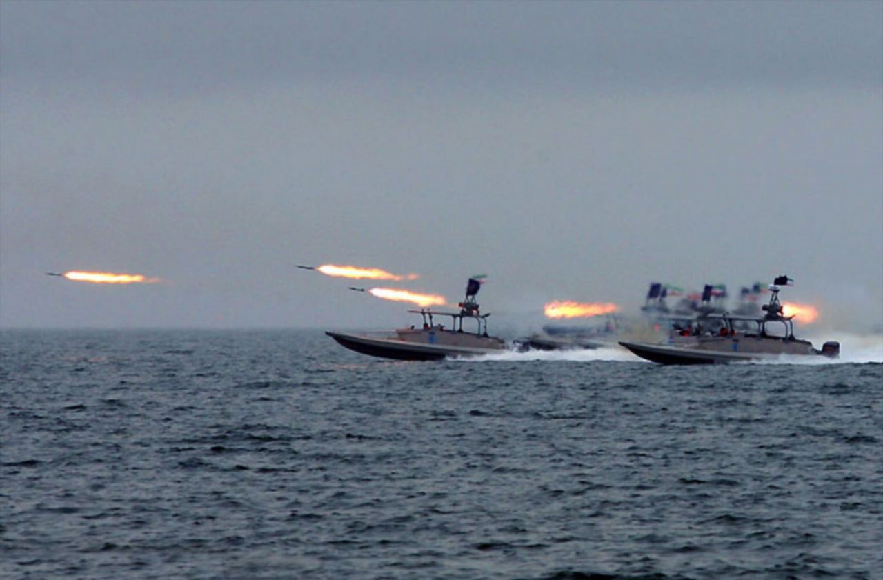 Uzbrojone łodzie motorowe Strażników Rewolucji