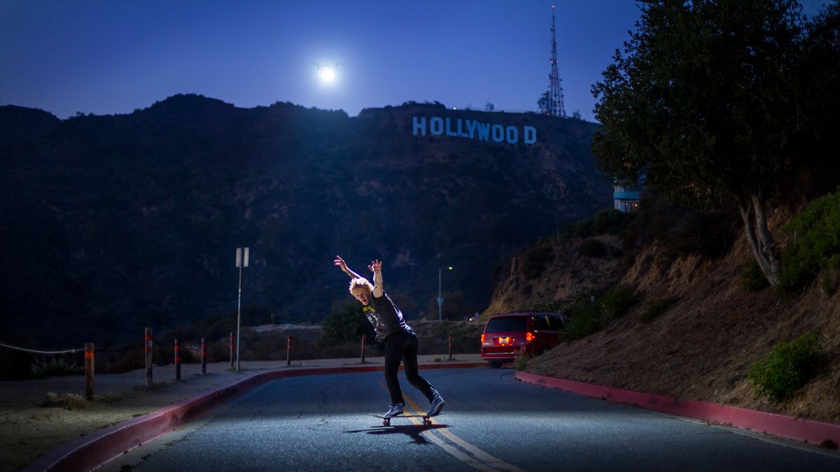 Jeffrey Moustache używa drona jako latającego statywu oświetleniowego 1