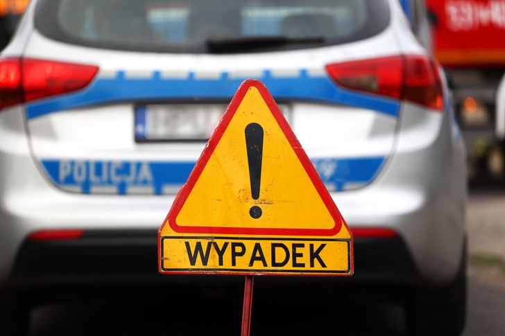 Dwa zdarzenia w jeden wieczór w Ostrowcu. Motocyklista i pieszy trafili do szpitala