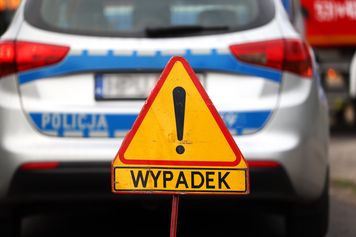 Dwa zdarzenia w jeden wieczór w Ostrowcu. Motocyklista i pieszy trafili do szpitala