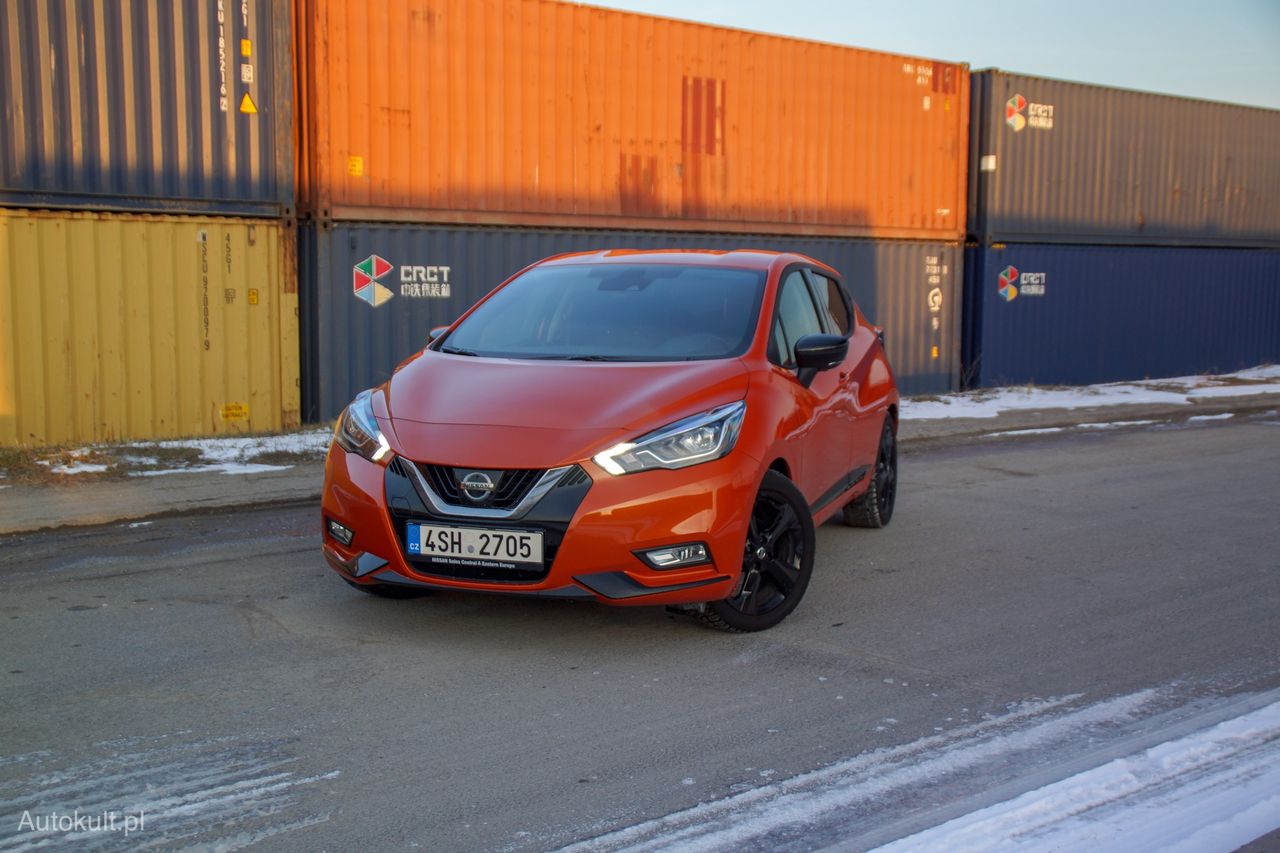 Pomarańczowy Nissan Micra zdecydowanie rzuca się w oczy.