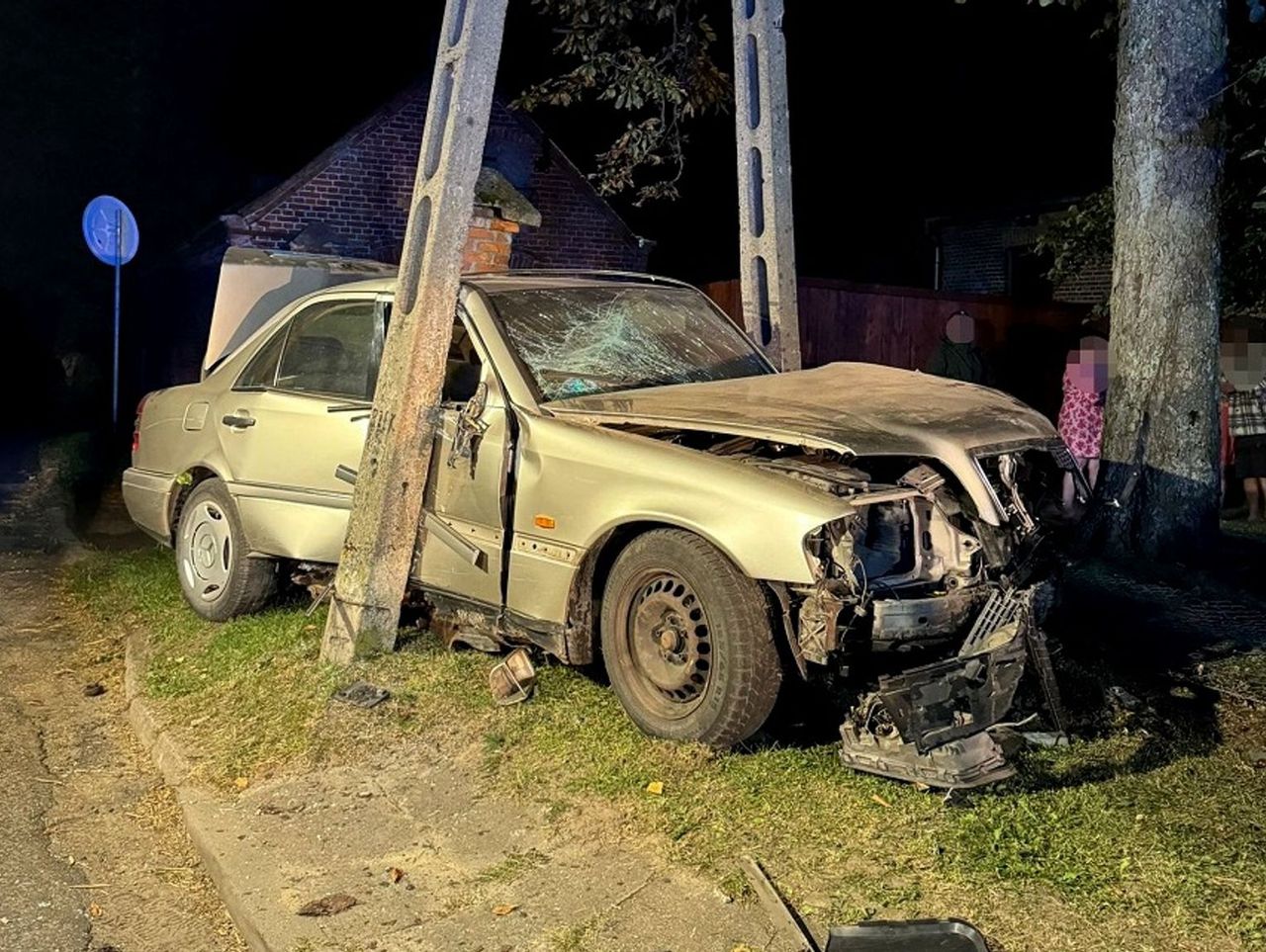 Wąwelno: Pijany 18-latek szarżował mercedesem po wsi. Skasował słup i ogrodzenie