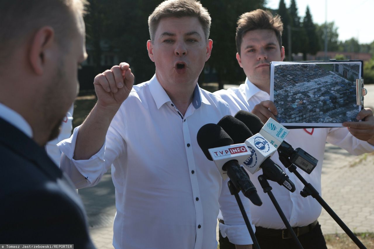 Przepychanki i krzyki na konferencji. Kuriozalna sytuacja w Wołominie