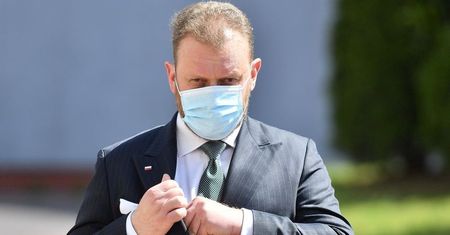 Łukasz Szumowski zapowiada kontrole maseczek w sklepach: "Trzeba przypomnieć ludziom, że to OBOWIĄZUJĄCE PRAWO"