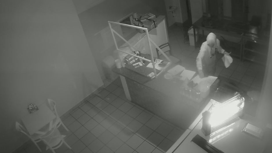 Szokujący incydent w Kolnie. Włamał się do lokalu i przyrządził sobie kebab. Zjadł go "pod okiem" kamery 