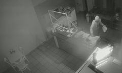 Włamał się do lokalu i zrobił sobie kebab. Zjadł go "pod okiem" kamery