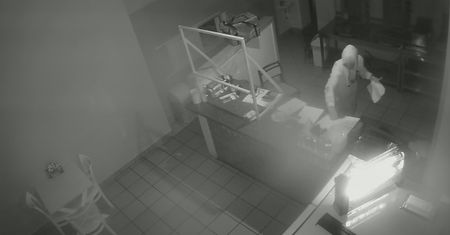 Włamał się do lokalu i zrobił sobie kebab. Zjadł go "pod okiem" kamery