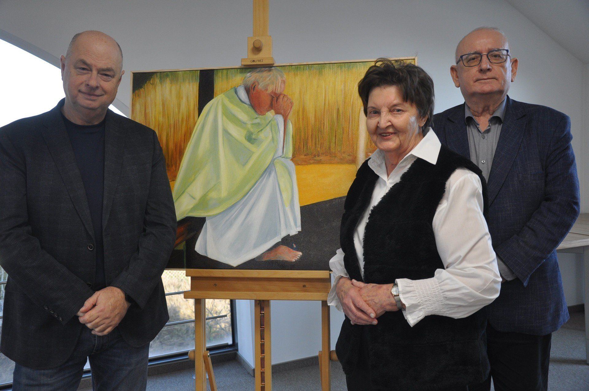 Wystawę poświęcona księdzu Marcelemu Prawicy można oglądać w KSWP w Końskich. Zapraszają Zofia Münnich, prezes fundacji Jan Nowak i wiceprezes Marek Mika