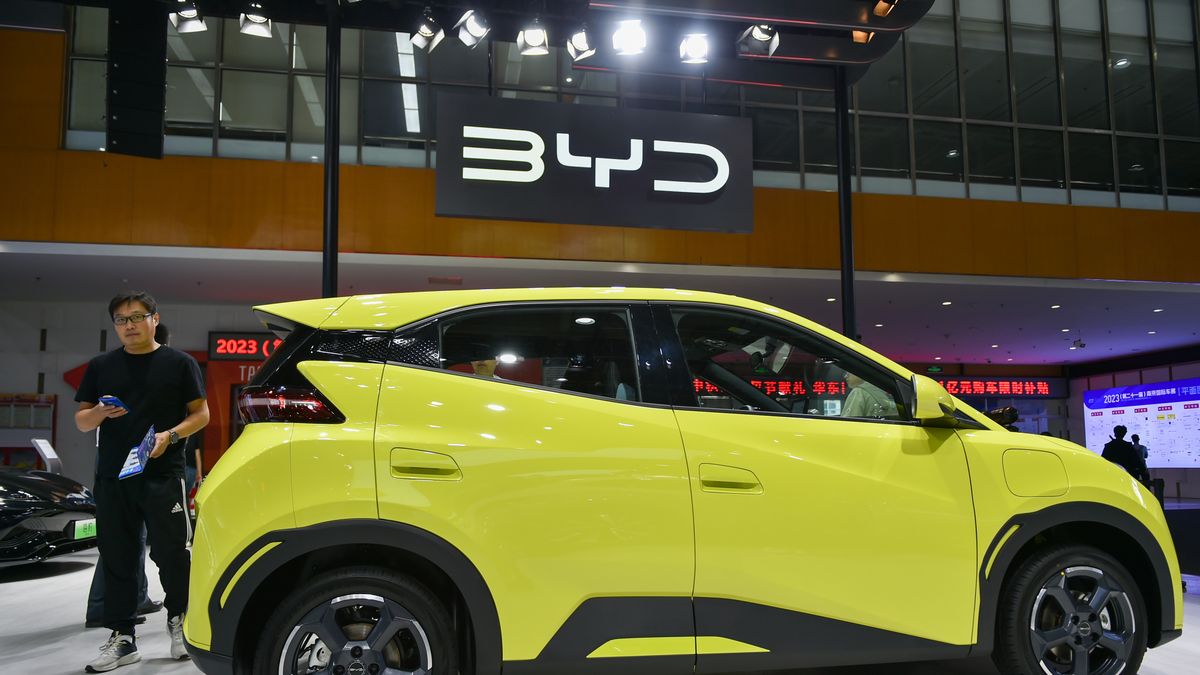 NANJING, CHINA - OCTOBER 4, 2023 - Visitors view a BYD new energy vehicle at the 2023 Nanjing International Auto Show in Nanjing, Jiangsu province, China, Oct 4, 2023. (Photo credit should read CFOTO/Future Publishing via Getty Images)