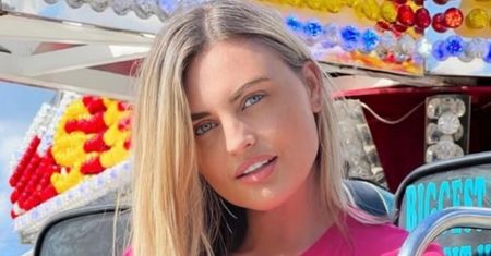 Brytyjska influencerka wyznała, że chodzi nago przy swoich dzieciach i wywołała burzę: "To tylko para cycków"