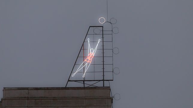 Symbol błyskawicy. Będzie kontrola znaku na neonie