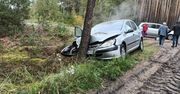 Krzewiny: Wypadek. 78-latek uderzył w drzewo, jechał na grzyby