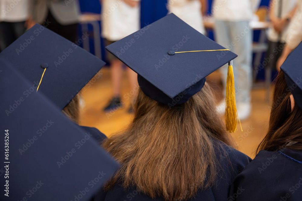 14 tys. zł po skończeniu studiów. Te kierunki gwarantują to do ręki