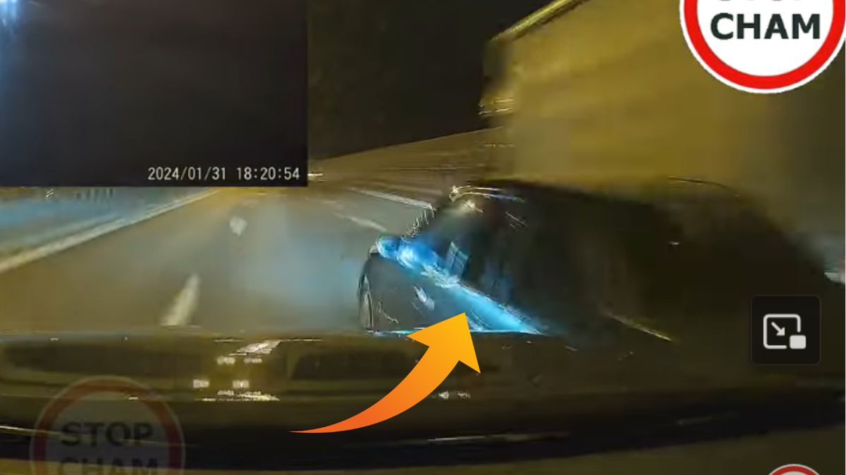 Autor nagrania był już większością samochodu na środkowym pasie, gdy uderzył w niego Mercedes