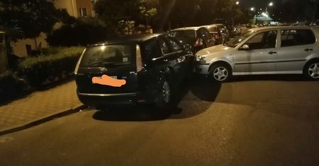 Lublin: Samochód stoczył się z miejsca parkingowego i uderzył w forda