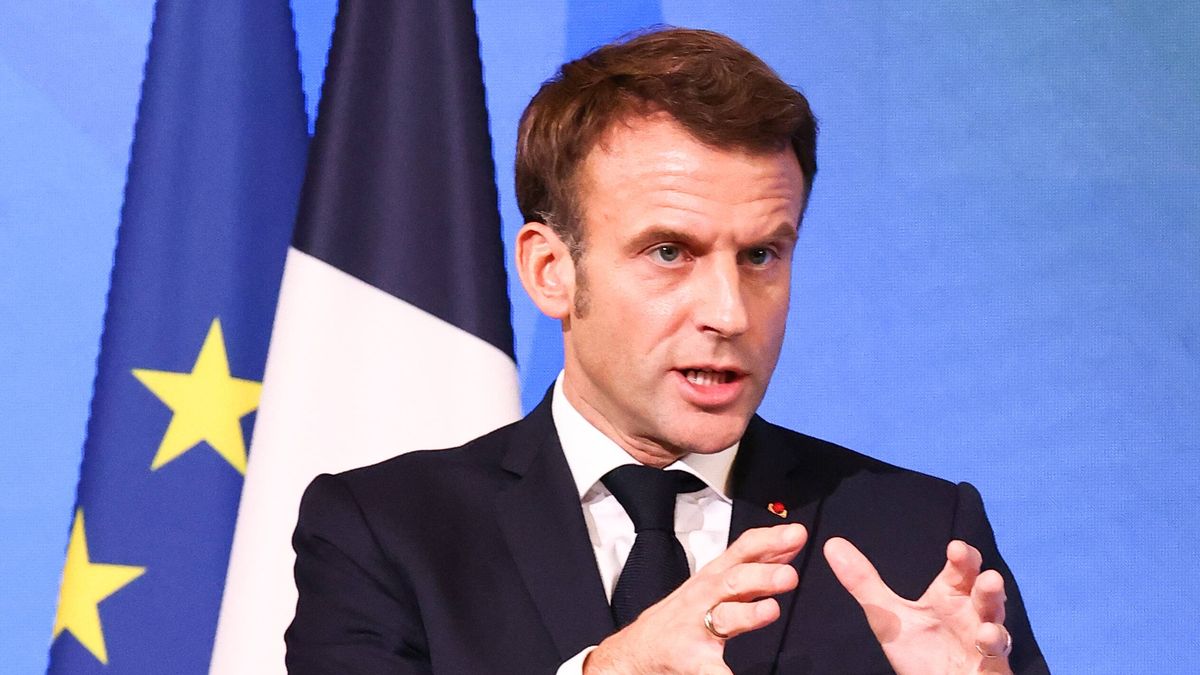 President Macron meets with the managers of French industrial sites
epa10294063 French President Emmanuel Macron delivers a speech to managers of industrial sites during a meeting to reduce carbon intensity in France, at the Elysee Palace, in Paris, France, 08 November 2022. President Macron met the managers of 50 industrial sites in France that emit the most greenhouse gases (GHGs) as well as the promoters of low-carbon solutions, to find an opportunity to implement ecological planning for industry and achieve emission reductions in line with the climate commitments.  EPA/Mohammed BADRA / POOL 
Dostawca: PAP/EPA.
Mohammed BADRA / POOL