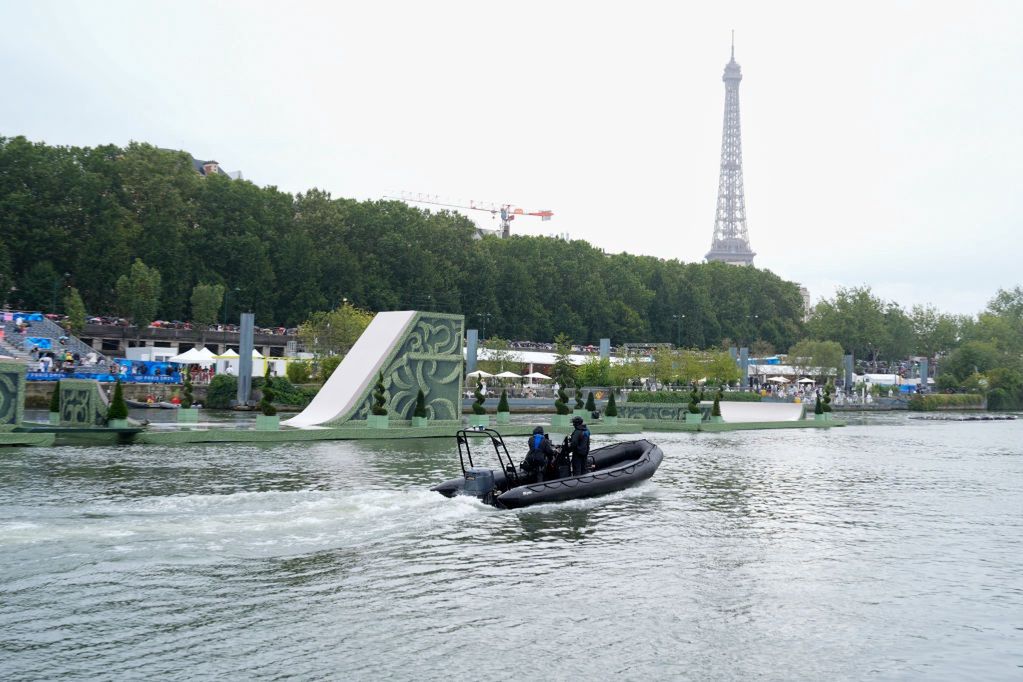 Cancelled triathlon training in the Seine. The reason is poor water quality.