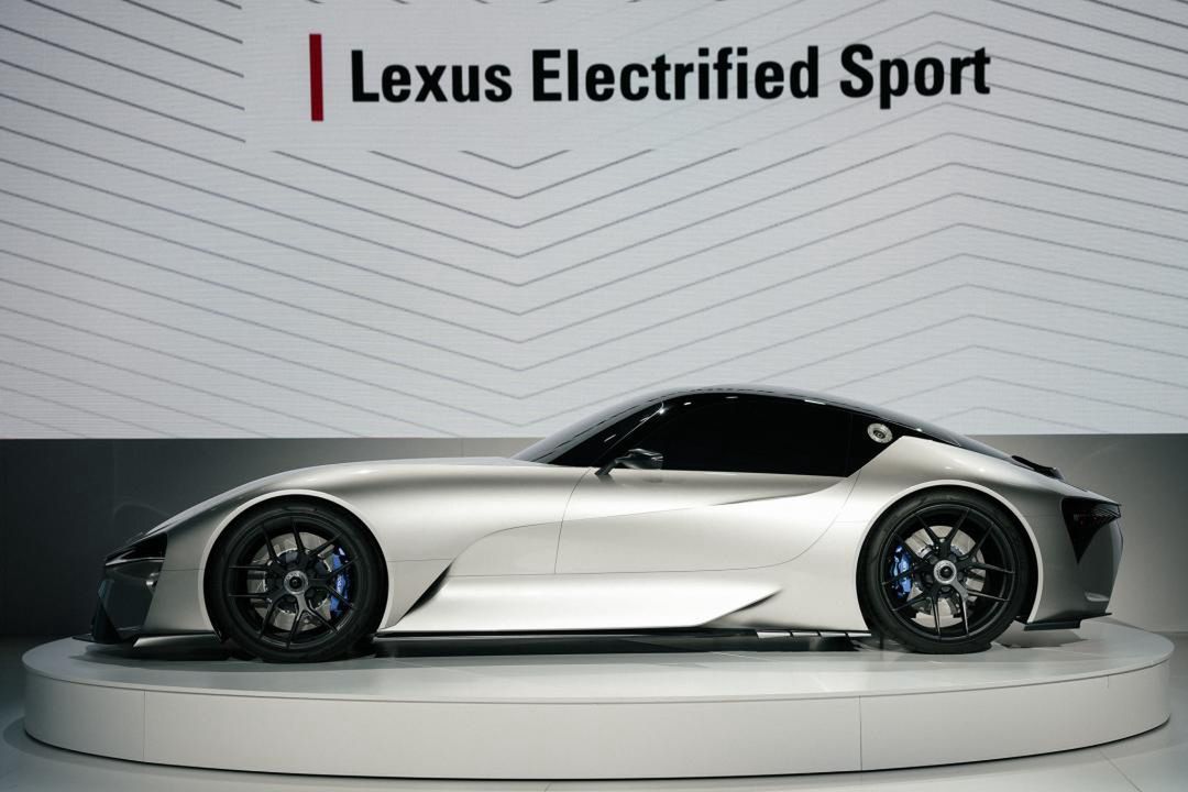 Lexus Electrified Sport do "setki" przyspieszy w około 2 s. 