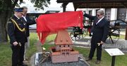 Florianek strzeże Komendy Powiatowej PSP w Malborku. Instalacja artystyczna powstała na 80-lecie straży pożarnej