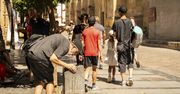 Turyści w Hiszpanii mają problem. Muszą stać w długich kolejkach