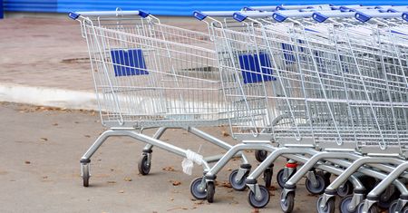 Czemu kółka w sklepowych wózkach są często zepsute? Podali przyczynę